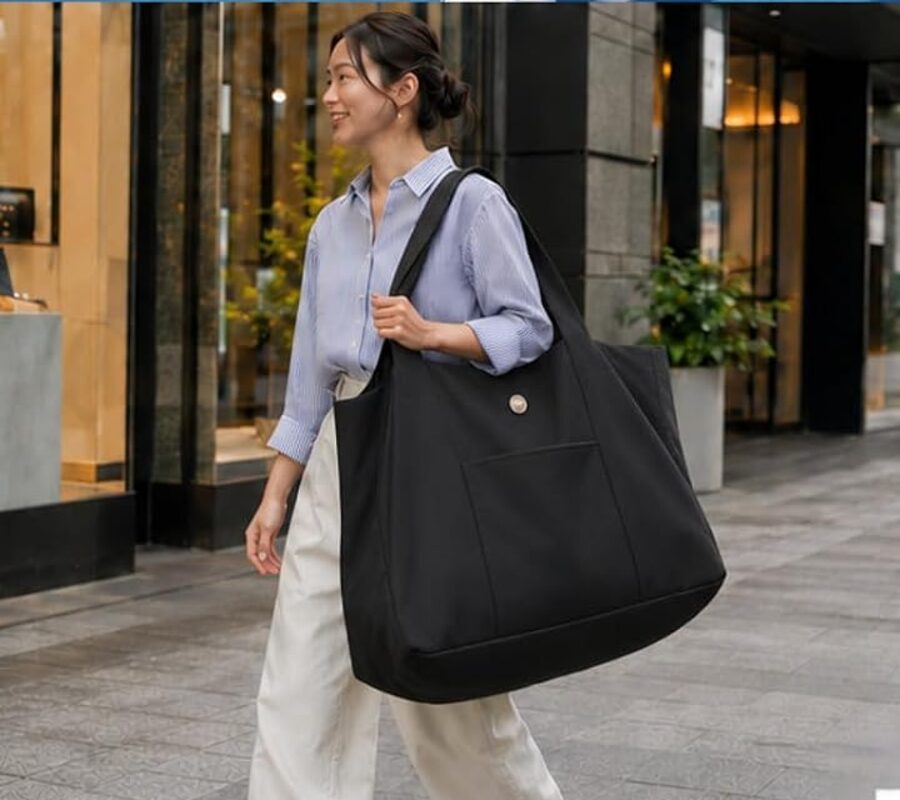 街でLTDのトートバッグを持つ女性